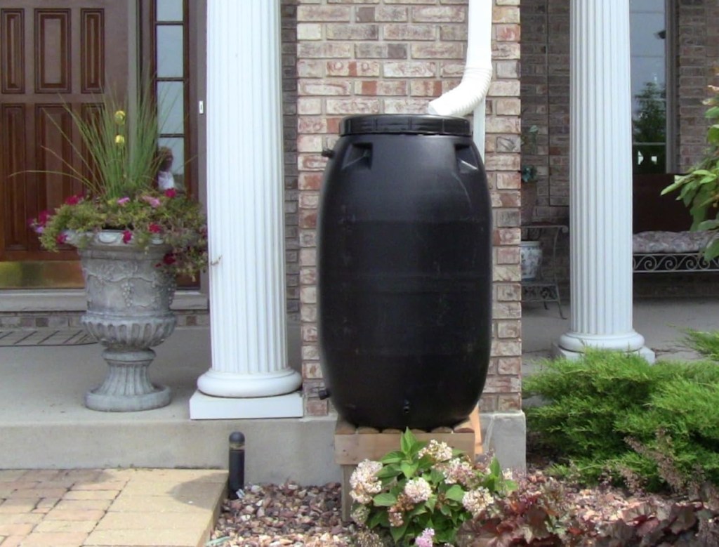 Rain barrel 55 gallon Black, plastic 